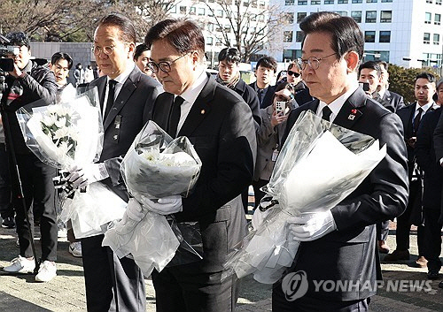 권영세(왼쪽부터) 국민의힘 비상대책위원장, 우원식 국회의장, 이재명 더불어민주당 대표가 31일 서울 여의도 국회에 마련된 제주항공 여객기 사고 희생자 합동분향소에서 헌화하고 있다.   [공동취재]